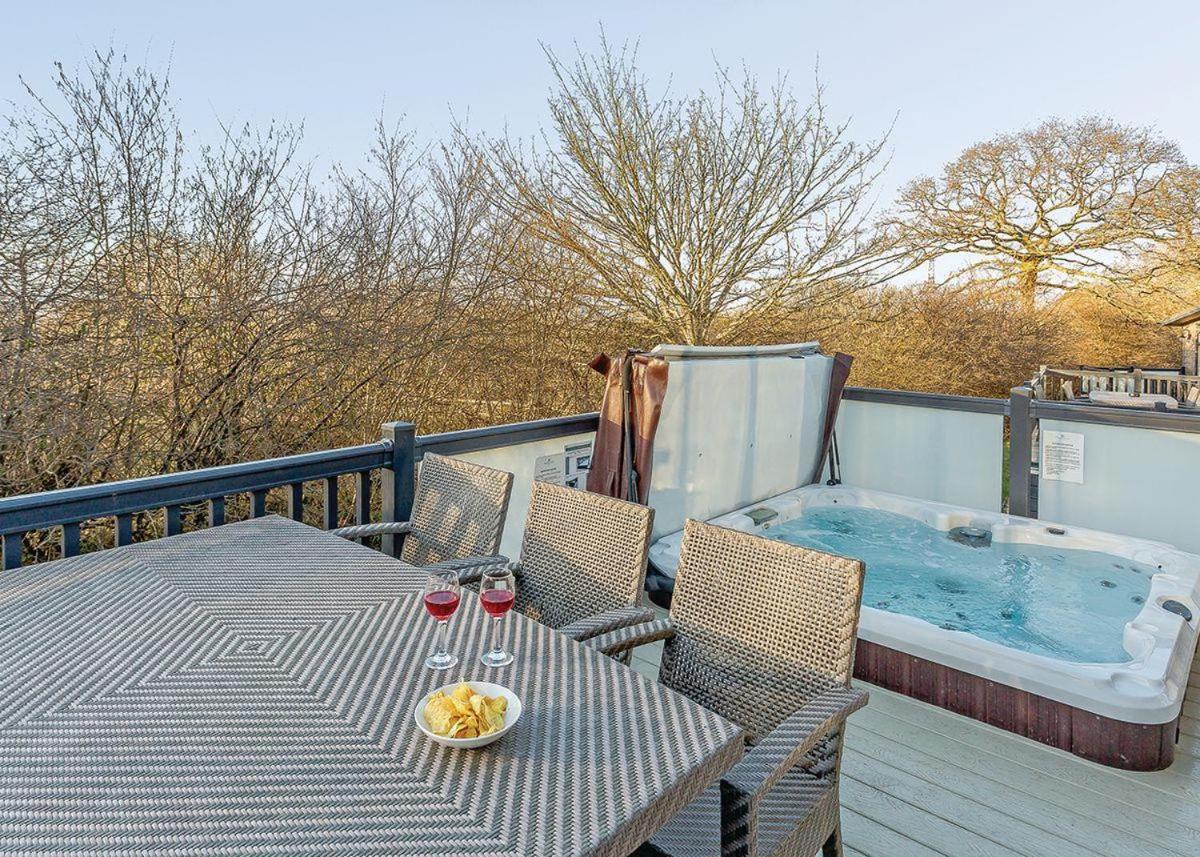 Hawkchurch Resort And Spa Buitenkant foto
